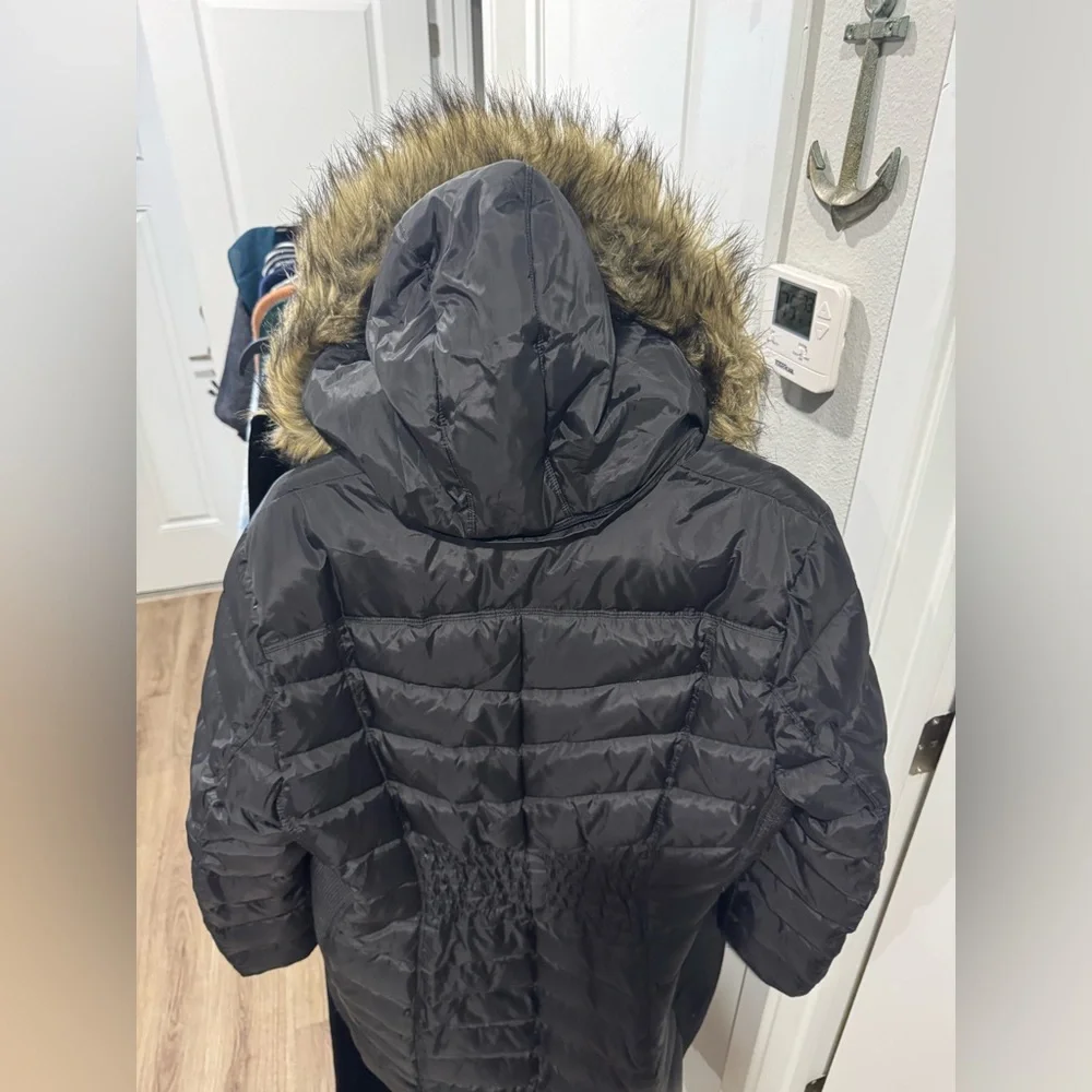 Women's Black Puffer Coat with Faux Fur Hood - Picture 4 of 8